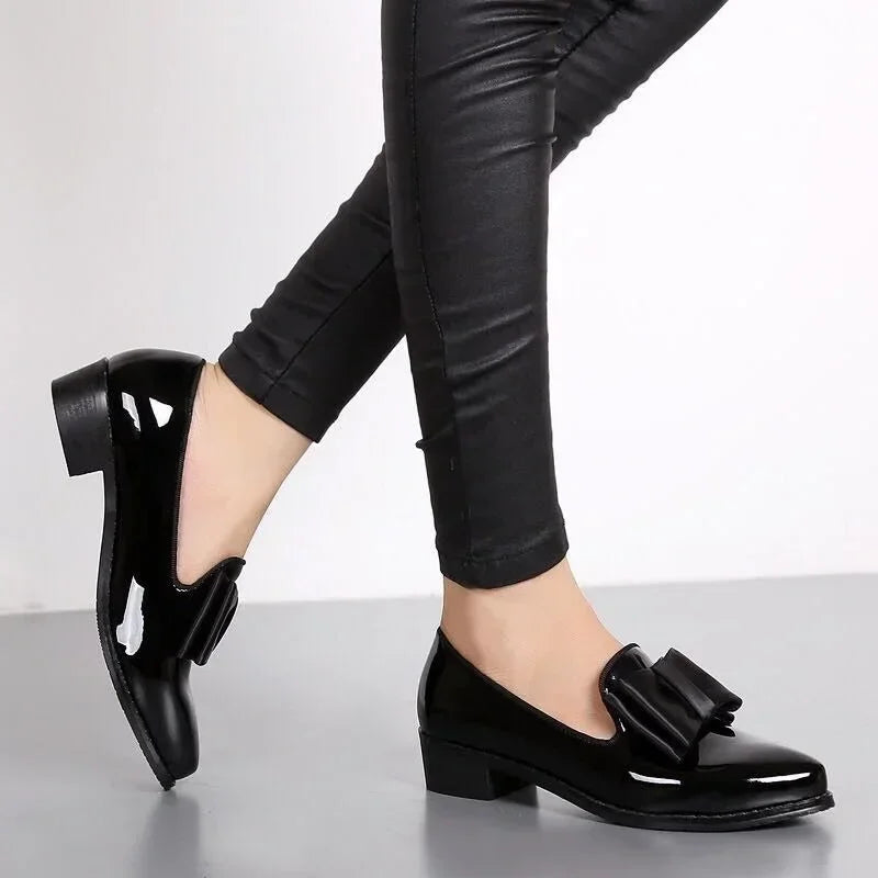 Mocassins com decoração de laço bico fino