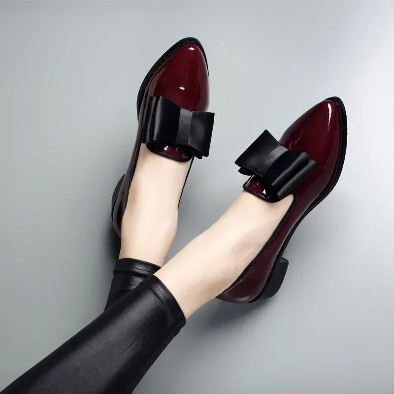 Mocassins com decoração de laço bico fino