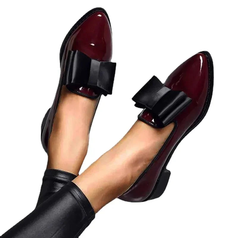 Mocassins com decoração de laço bico fino