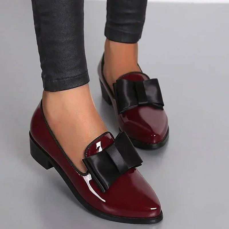 Mocassins com decoração de laço bico fino