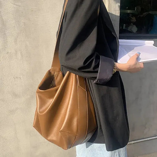 Bolsa de ombro de couro com design de travesseiro vintage