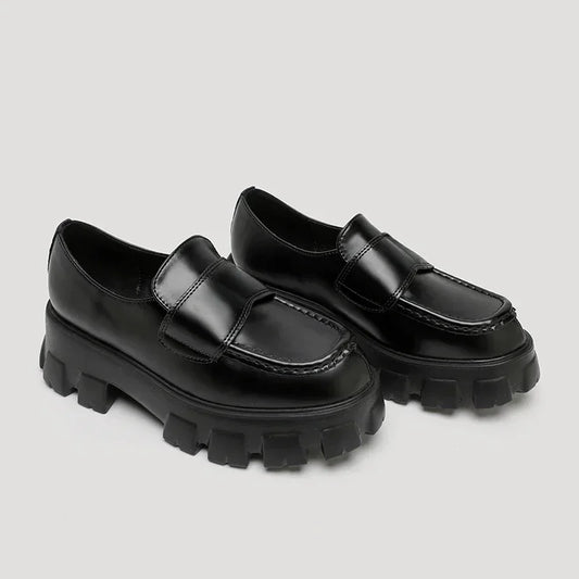 Sapatos pequenos de couro com sola grossa